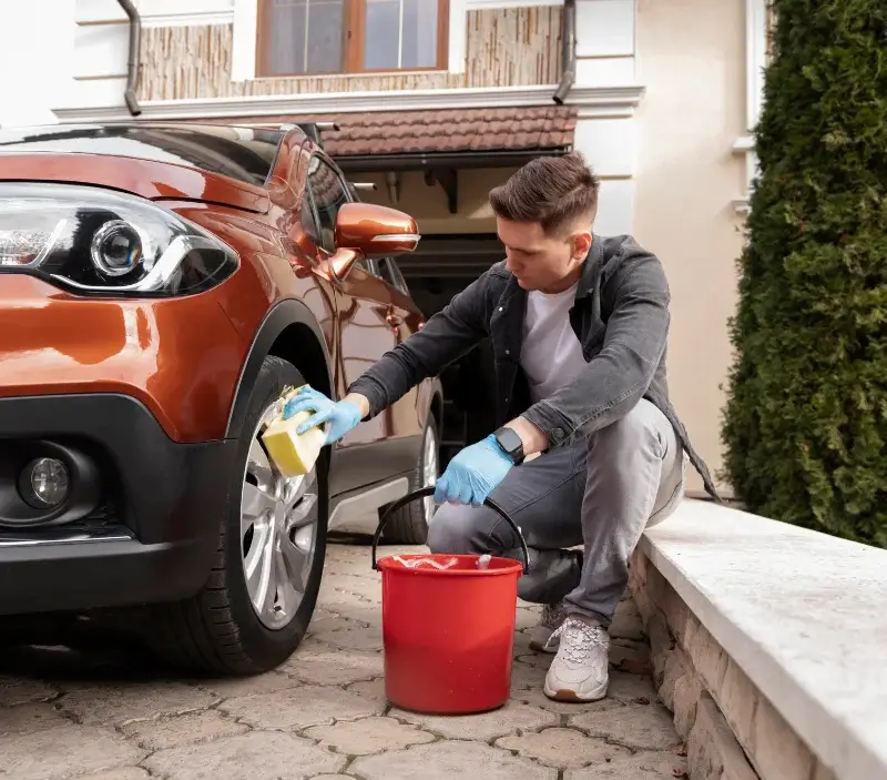 Lavage auto à domicile Saleilles : professionnel intervenant sur un véhicule